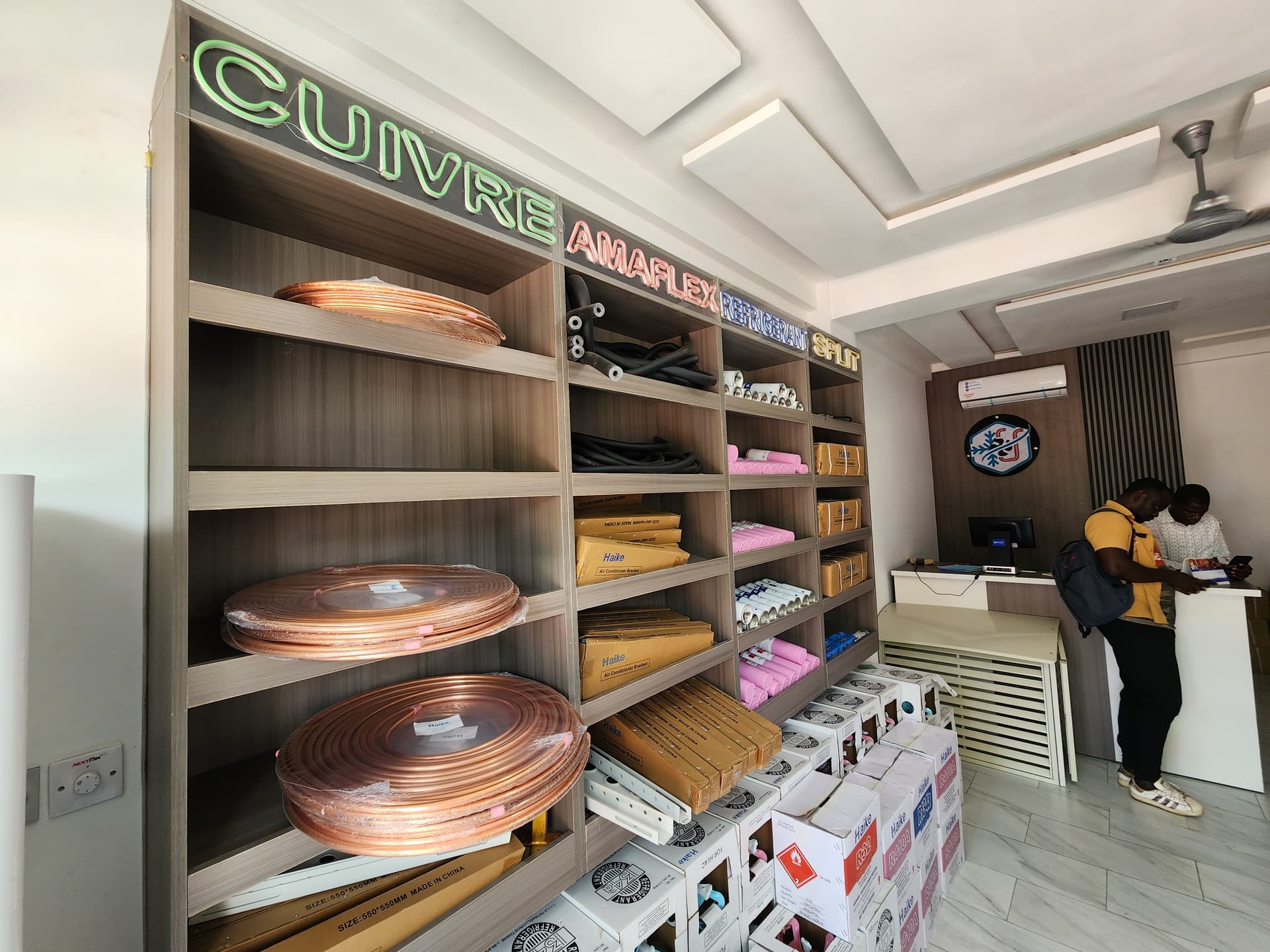 Intérieur de la boutique NOVACLIM à Lomé
